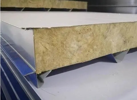 夾芯板的基本結構和組成材料是什么，它的核心材料有何特點？