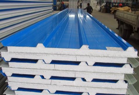 夏季高溫對(duì)彩鋼板的核心威脅是火災(zāi)風(fēng)險(xiǎn)、熱變形、腐蝕加速